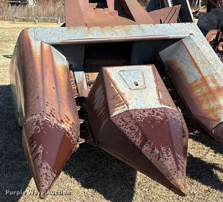 image for item EF0982 AVCO New Idea corn picker