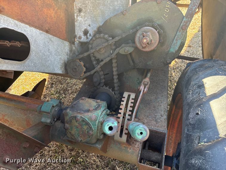 image for item EF0982 AVCO New Idea corn picker