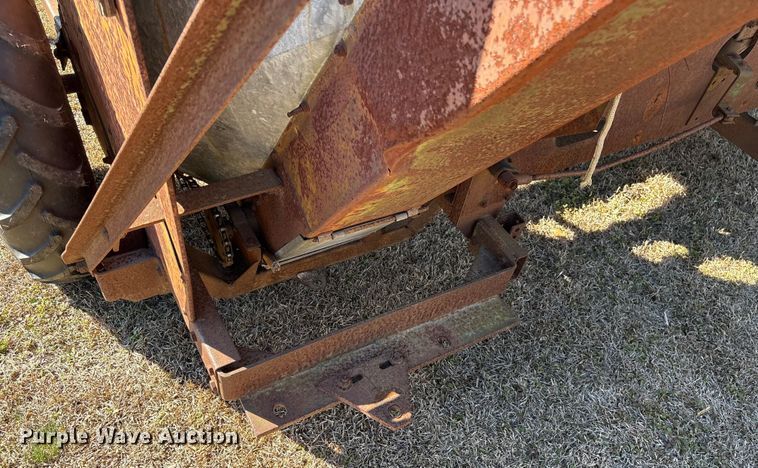 image for item EF0982 AVCO New Idea corn picker