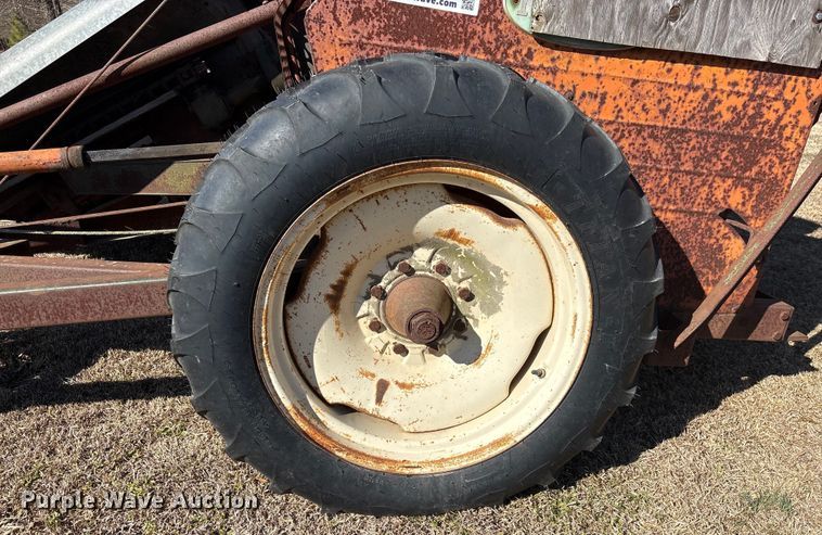 image for item EF0982 AVCO New Idea corn picker