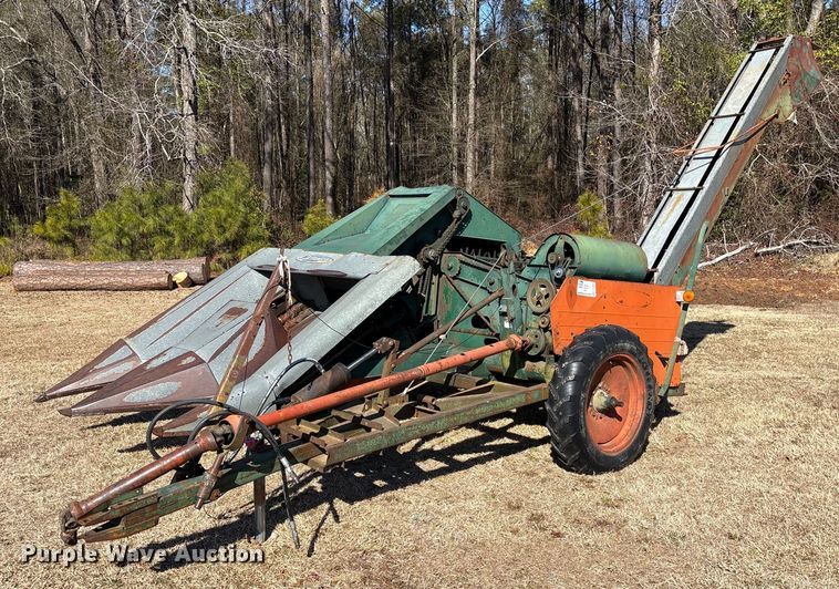 image for item EF0983 AVCO New Idea P505 corn picker