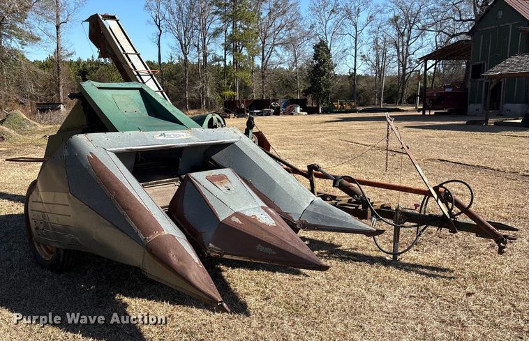 image for item EF0983 AVCO New Idea P505 corn picker