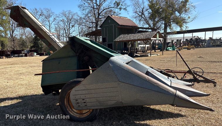 image for item EF0983 AVCO New Idea P505 corn picker