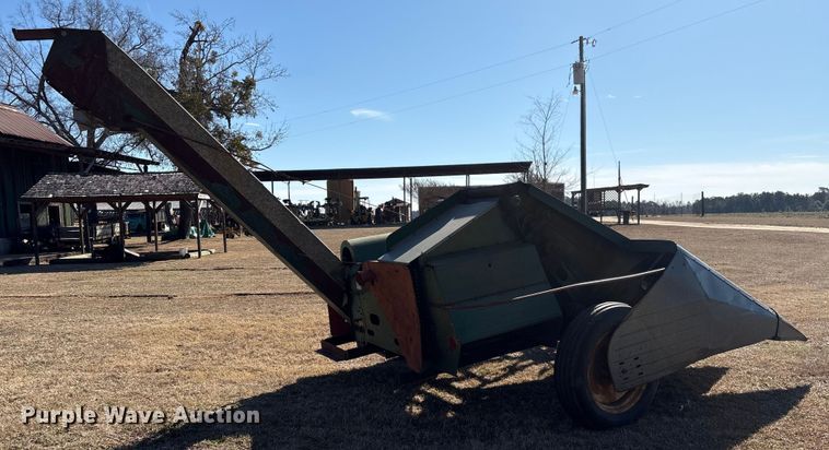 image for item EF0983 AVCO New Idea P505 corn picker