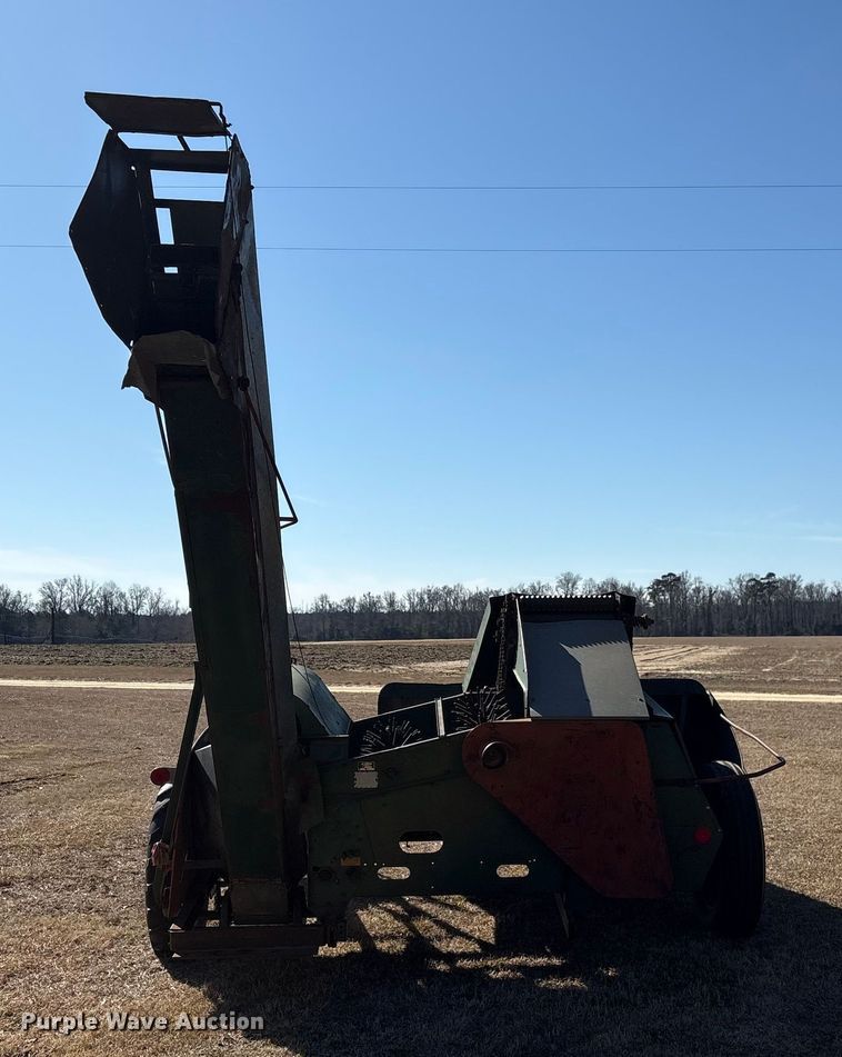 image for item EF0983 AVCO New Idea P505 corn picker