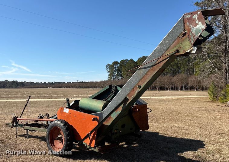 image for item EF0983 AVCO New Idea P505 corn picker