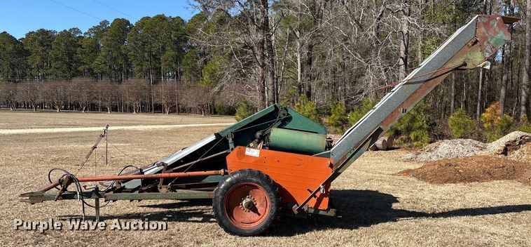 image for item EF0983 AVCO New Idea P505 corn picker