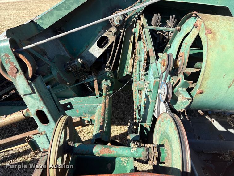 image for item EF0983 AVCO New Idea P505 corn picker