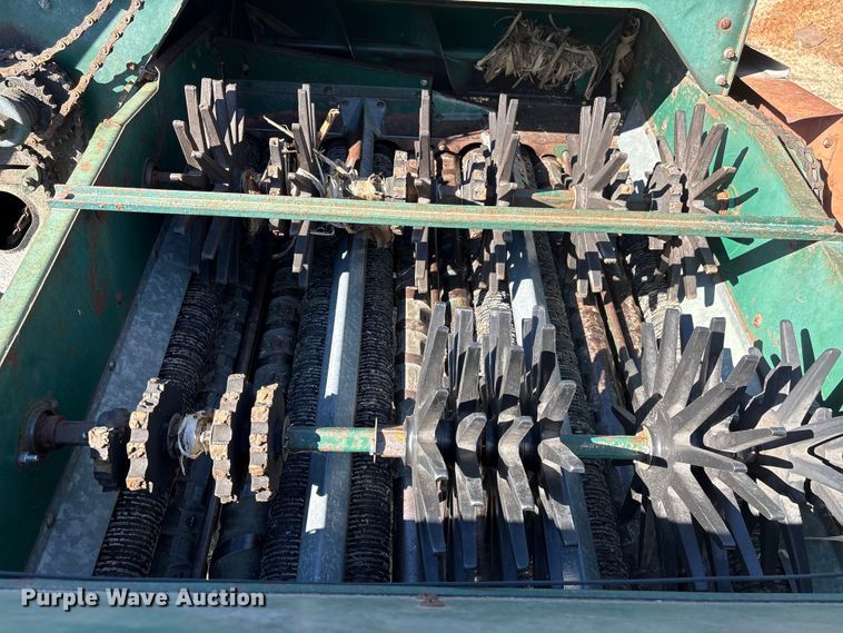 image for item EF0983 AVCO New Idea P505 corn picker