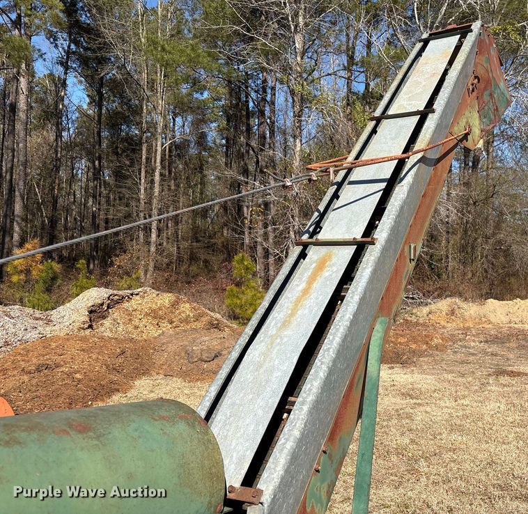 image for item EF0983 AVCO New Idea P505 corn picker