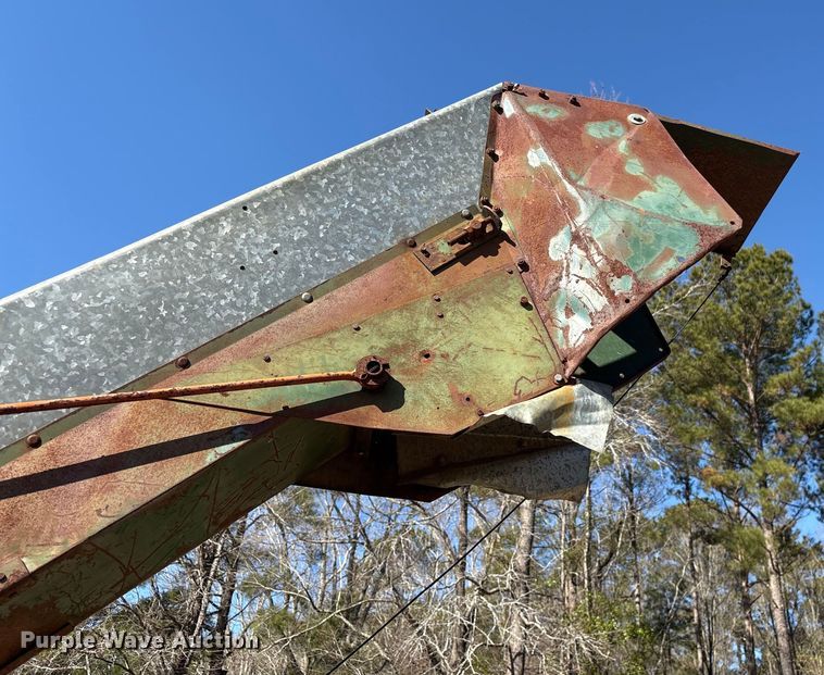 image for item EF0983 AVCO New Idea P505 corn picker