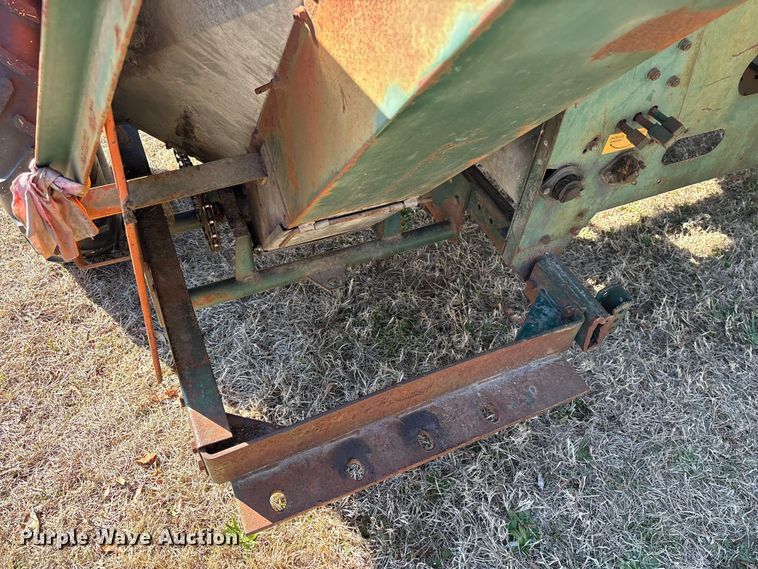 image for item EF0983 AVCO New Idea P505 corn picker