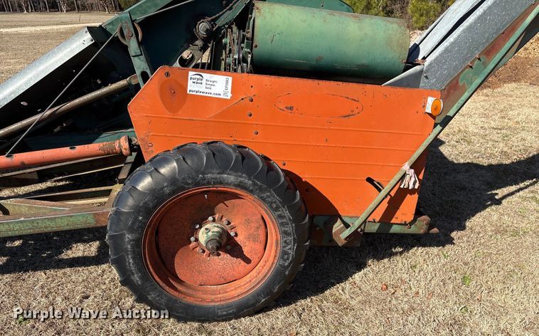 image for item EF0983 AVCO New Idea P505 corn picker