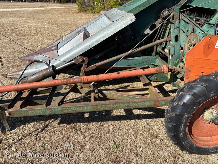 image for item EF0983 AVCO New Idea P505 corn picker