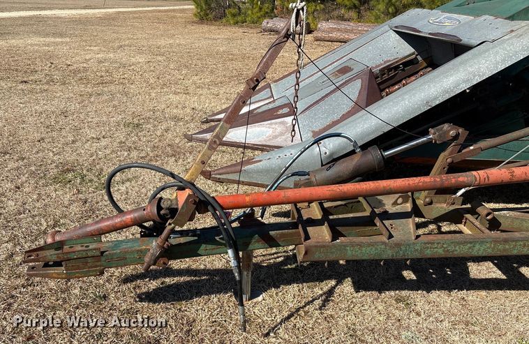 image for item EF0983 AVCO New Idea P505 corn picker