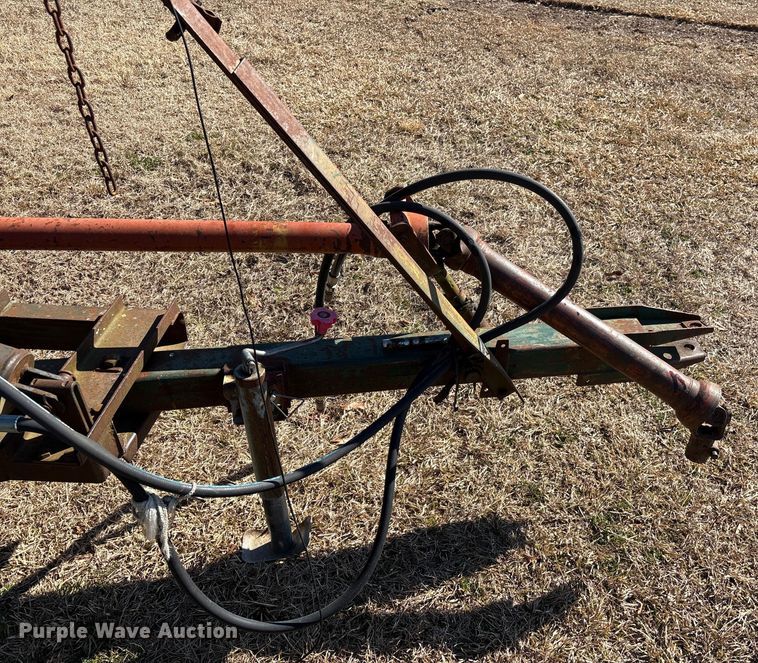 image for item EF0983 AVCO New Idea P505 corn picker