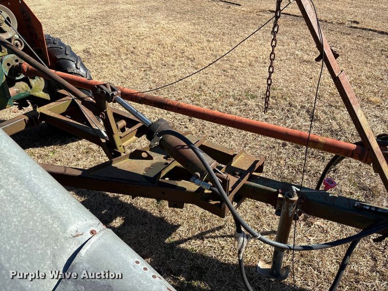 image for item EF0983 AVCO New Idea P505 corn picker