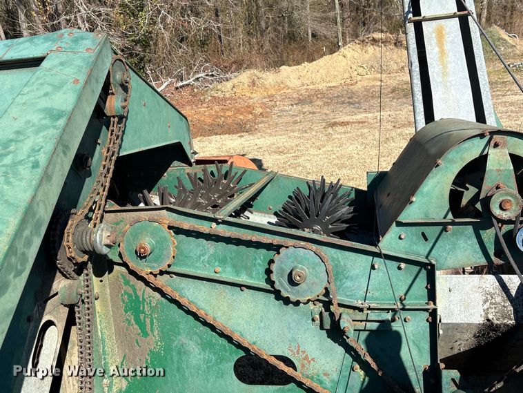 image for item EF0983 AVCO New Idea P505 corn picker