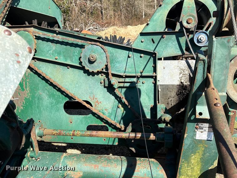 image for item EF0983 AVCO New Idea P505 corn picker