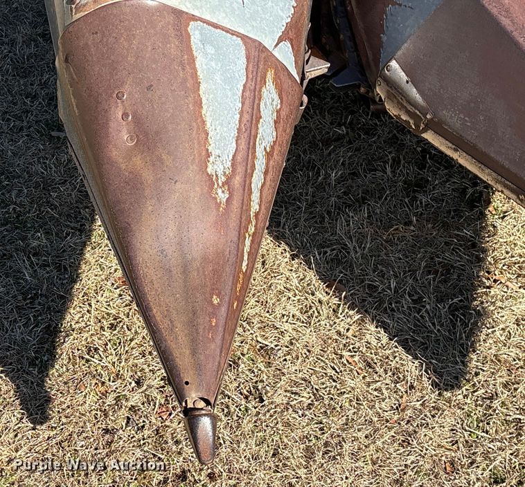 image for item EF0983 AVCO New Idea P505 corn picker