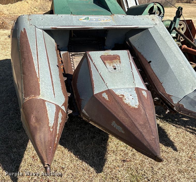 image for item EF0983 AVCO New Idea P505 corn picker