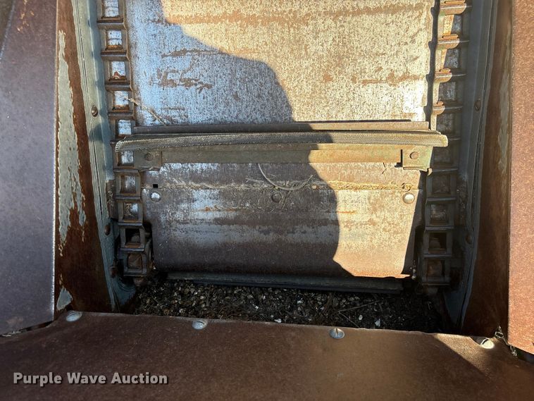 image for item EF0983 AVCO New Idea P505 corn picker