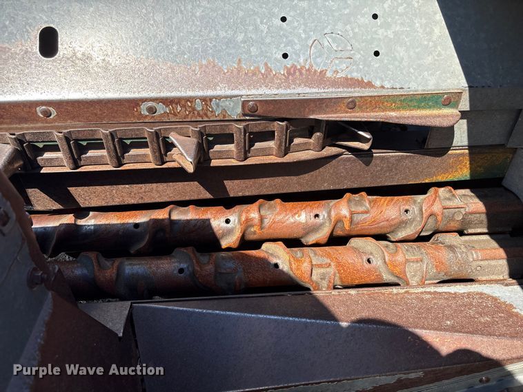 image for item EF0983 AVCO New Idea P505 corn picker