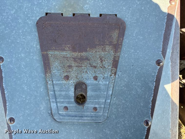 image for item EF0983 AVCO New Idea P505 corn picker