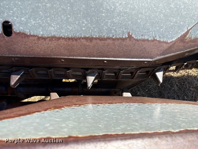 image for item EF0983 AVCO New Idea P505 corn picker