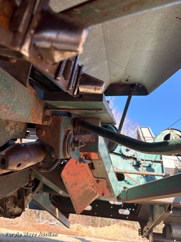 image for item EF0983 AVCO New Idea P505 corn picker