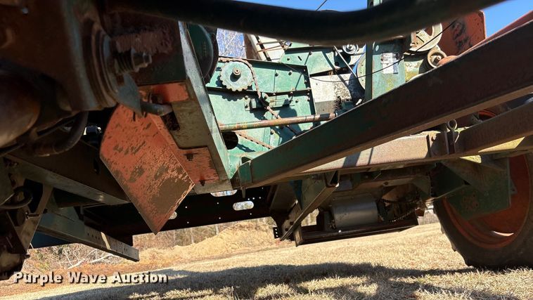 image for item EF0983 AVCO New Idea P505 corn picker