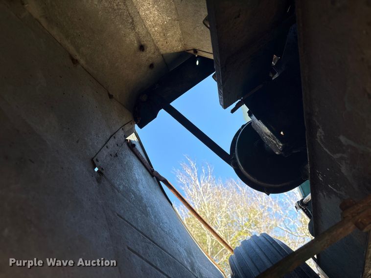 image for item EF0983 AVCO New Idea P505 corn picker