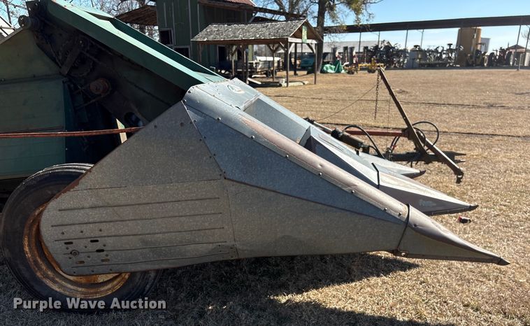 image for item EF0983 AVCO New Idea P505 corn picker