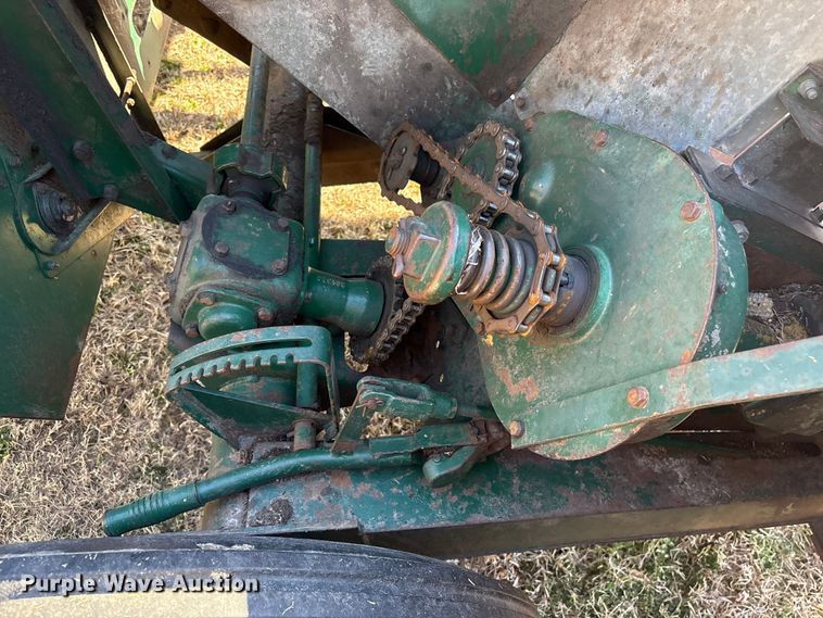 image for item EF0983 AVCO New Idea P505 corn picker