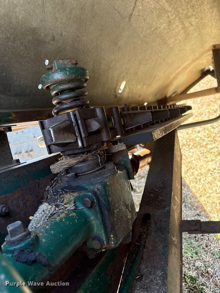 image for item EF0983 AVCO New Idea P505 corn picker