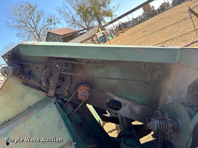 image for item EF0983 AVCO New Idea P505 corn picker