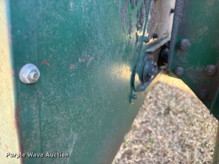 image for item EF0983 AVCO New Idea P505 corn picker