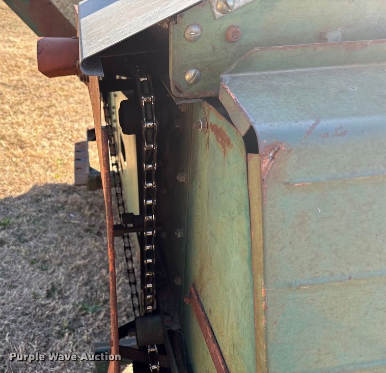 image for item EF0983 AVCO New Idea P505 corn picker