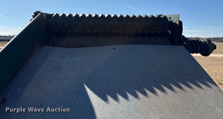 image for item EF0983 AVCO New Idea P505 corn picker