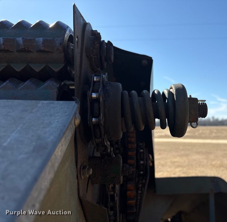 image for item EF0983 AVCO New Idea P505 corn picker