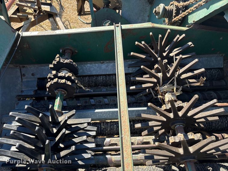 image for item EF0983 AVCO New Idea P505 corn picker