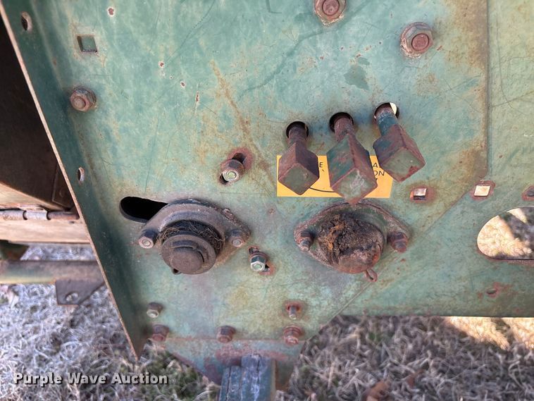 image for item EF0983 AVCO New Idea P505 corn picker