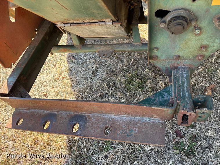 image for item EF0983 AVCO New Idea P505 corn picker