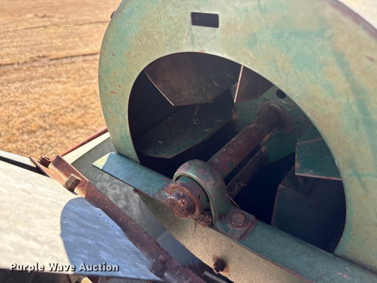 image for item EF0983 AVCO New Idea P505 corn picker