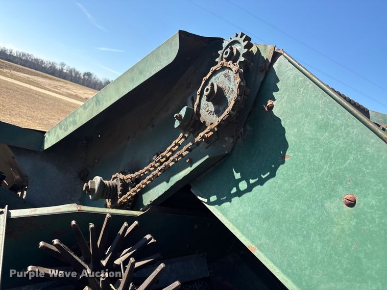 image for item EF0983 AVCO New Idea P505 corn picker