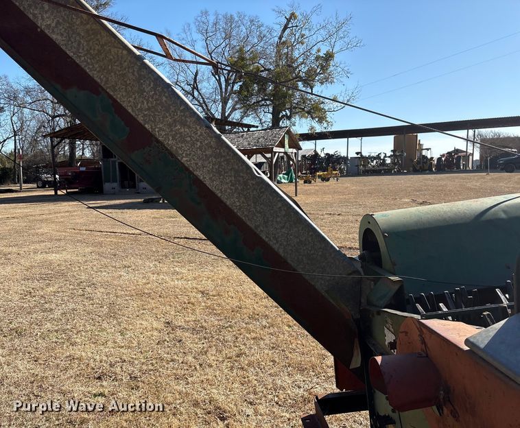 image for item EF0983 AVCO New Idea P505 corn picker