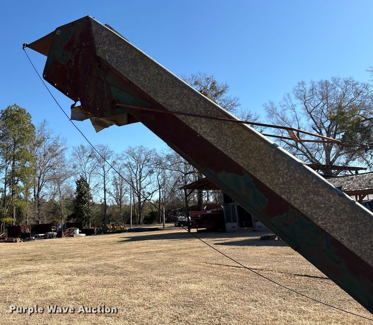 image for item EF0983 AVCO New Idea P505 corn picker