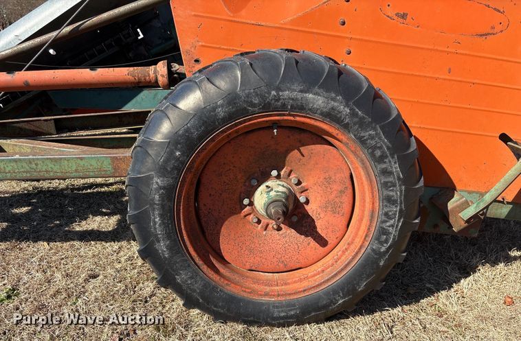 image for item EF0983 AVCO New Idea P505 corn picker