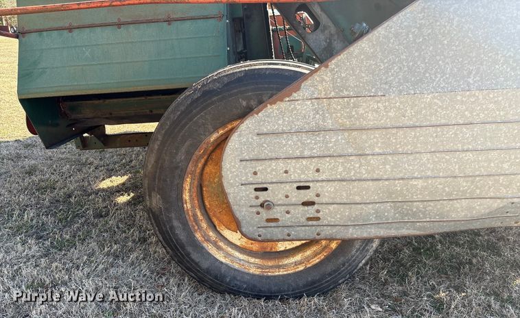 image for item EF0983 AVCO New Idea P505 corn picker