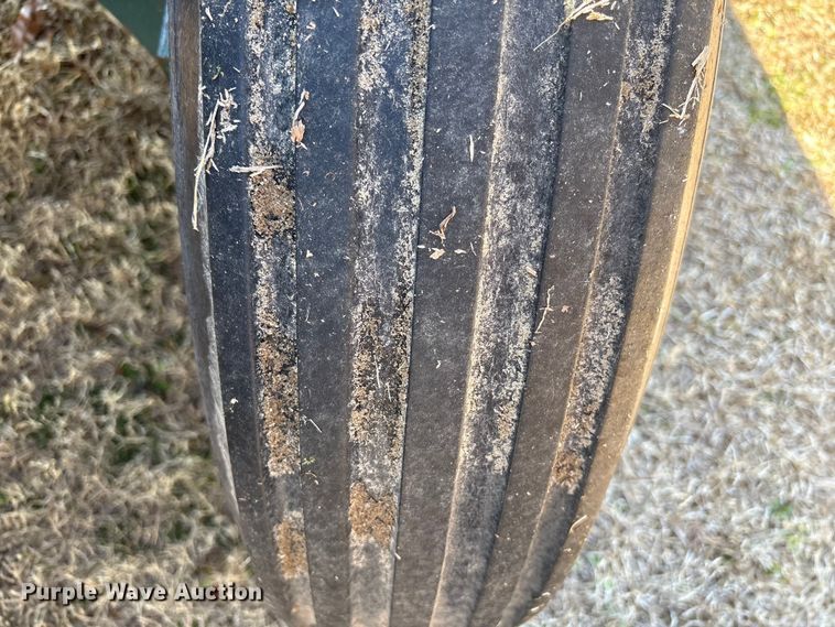 image for item EF0983 AVCO New Idea P505 corn picker